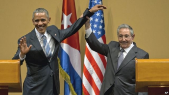 Президент Кубы не позволил Обаме похлопать себя по плечу (видео)