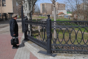Чугунная ограда на центральной площади "тает" на глазах (фото)