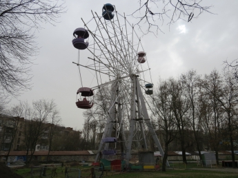 В центральном парке разобрали колесо обозрения (фото)