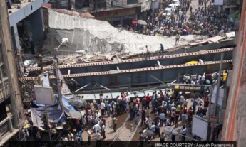 Вследствие обвала эстакады в Индии погибли 14 человек, около 150 находятся под завалами (видео)