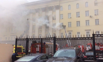 В Минобороны РФ в Москве горит уже три этажа (фото, видео)