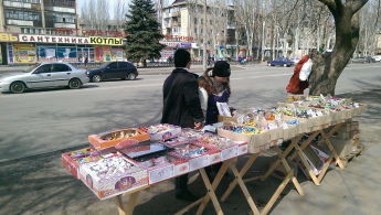 За торговлю колбасой и конфетами на автобусных остановках продавцов накажут штрафом (фото)