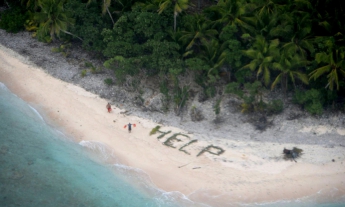 Трое мужчин, выложивших из пальмовых веток слово "помогите", спаслись с необитаемого острова