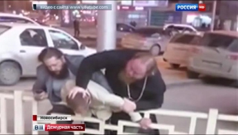 В Новосибирске экс-священник избил оппонента в дорожной разборке (видео)