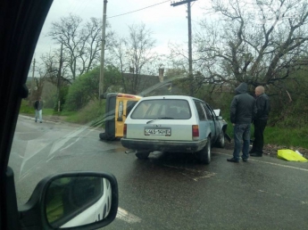 На Запорожской трассе перевернулось авто (фото)