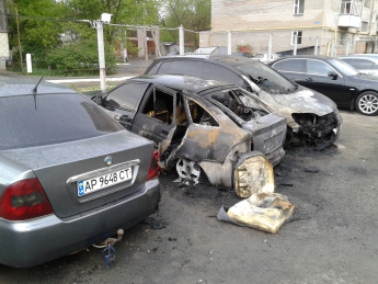 Сразу три машины горели на стоянке (фото)