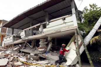 Число жертв землетрясения в Эквадоре увеличилось до 553 человек