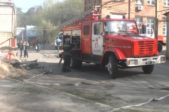 В Москве во время пожара в общежитии пострадали пять человек, в их числе три студента, выпрыгнувшие из окон