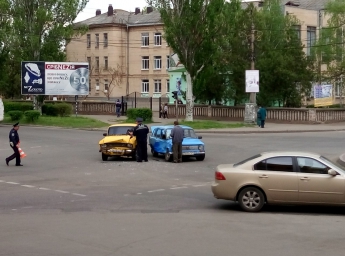 Центральную улицу не поделили советские авто (фото)