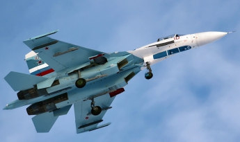 Российский Су-27 совершил опасный маневр возле самолета-разведчика ВВС США
