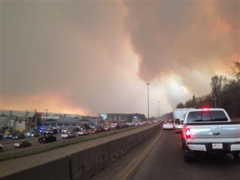 В Канаде из-за лесных пожаров эвакуируют 80 тыс. жителей города Форт-МакМеррей