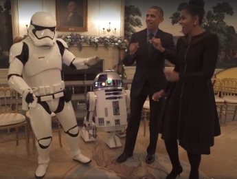 Белый дом показал, как Барак и Мишель Обама станцевали с персонажами "Звездных войн" (видео)