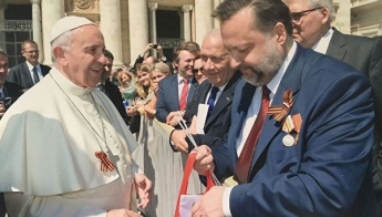 Российский депутат-коммунист заявил, что подарил Папе Римскому георгиевскую ленточку
