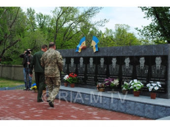 Мемориал летчиков-героев засыпали цветами (фото)
