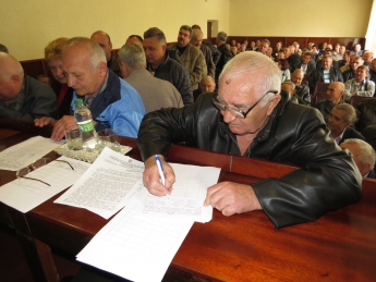 Более сотни пенсионеров МВД пришли в полицию, чтобы написать письмо президенту (видео)
