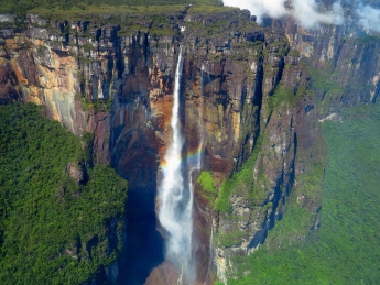 Невероятное видео: самый высокий водопад в мире сняли с беспилотника (видео)
