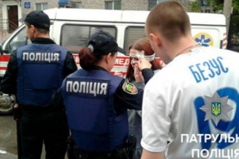 В Запорожье во время футбольного матча фанаты разбили девушке голову (фото)