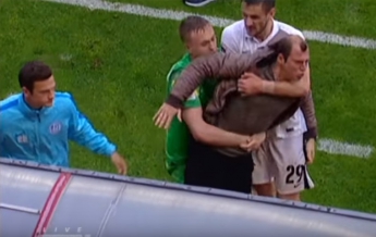 Футбол: Роман Зозуля ударил судью после матча с "Зарей" (видео)