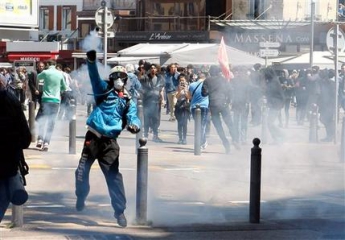 В Париже для разгона протеста против трудовой реформы полиция применила слезоточивый газ