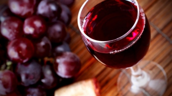 Ученые советуют офисным работникам пить красное вино