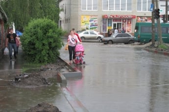 Отремонтированная дорога "спасовала" перед дождем (фото)
