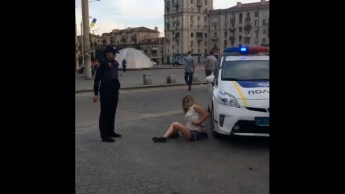 Пьяная женщина провоцировала драку с полицейскими (видео)