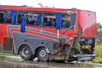 В Индии автобус упал в ущелье, погибли 15 человек
