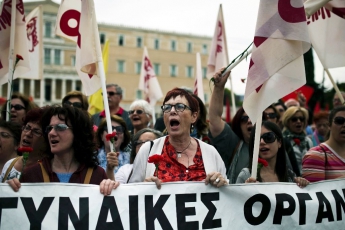 В Греции, несмотря на протесты, парламент повысил налоги