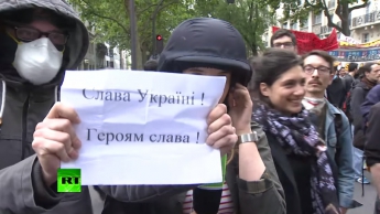 Активисты с плакатами "Слава Украине!" помешали журналисту Russia Today осветить митинг в Париже (видео)