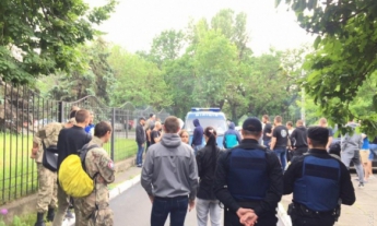 В Одессе активисты заблокировали суд, чтобы не дать вывезти отпущенного из СИЗО Мефедова (фото)