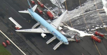 В токийском аэропорту загорелся самолет Korean Air