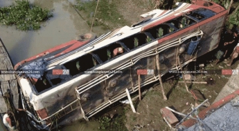 В Бангладеш автобус упал с моста, девять человек погибли