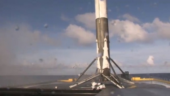 SpaceX вновь успешно запустила ракету Falcon 9 и посадила ее первую ступень на платформу в океане