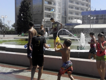 В центре города подростки устроят водную битву