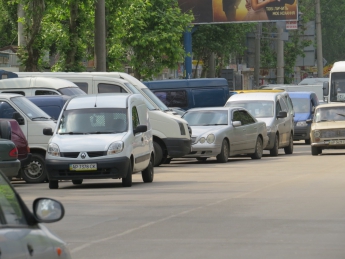 Первый день бесплатной парковки – машины в три ряда и на тротуарах (видео)