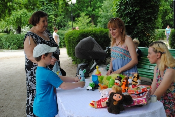 В День защиты детей в парке дарили игрушки (фото)