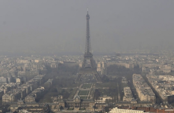 Власти Парижа запретили въезд старых машин в центр города