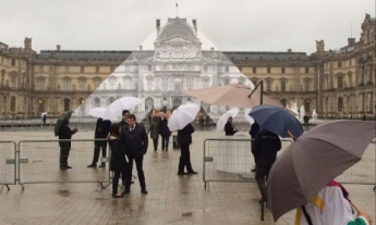 В Лувре эвакуируют предметы искусства в связи с угрозой подтопления
