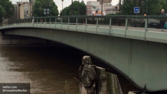 Вода в Сене грозит затопить Париж