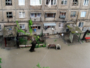 В Грузии из-за проливных дождей затопило улицы и площади