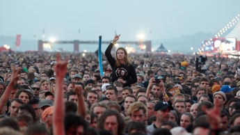 В ФРГ из-за гроз отменили рок-фестиваль, на котором от удара молнии пострадали 82 человека