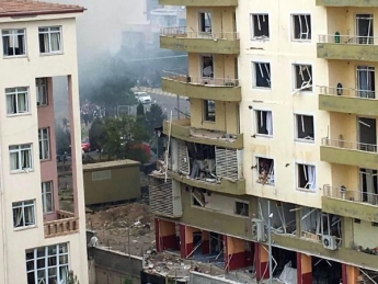 В Турции в результате взрыва около полицейского участка погибли 3 человека, еще 34 пострадали