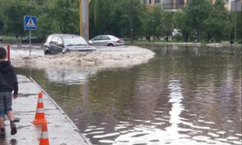 На Луцк обрушились ливень, град и снег: Несколько улиц ушли под воду (фото, видео)
