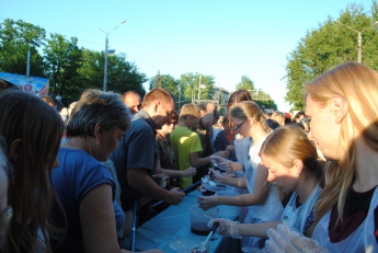 На фестивале раздали тысячи порций мороженого с черешневым вареньем (фото)