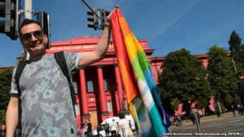 Участники ЛГБТ-марша в Киеве прошли весь маршрут и собрались на площади Льва Толстого (фото, видео)