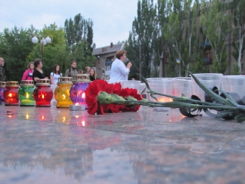 В память о погибших в ночном бою, в центре города зажгли свечи (фото)