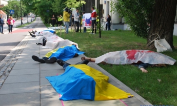 В Варшаве возле здания посольства РФ прошел антироссийский флешмоб (фото)