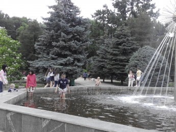 Дети устроили «заплыв» в фонтане в городском парке (фото)