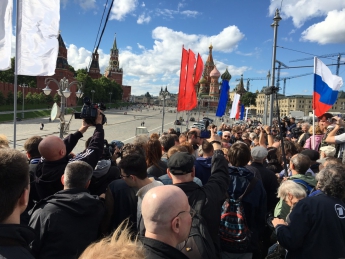 В Москве прошел несанкционированный марш "За Россию против диктатуры"