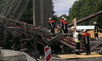 В Германии обрушился строящийся мост, погиб человек (фото)